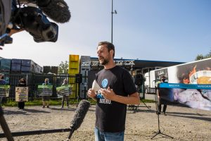 Deutsches Tierschutzbüro e.V. Schockbilder aus Tönnies- Zulieferbetrieb: Tierrechtler*innen zeigen Bilder auf Leinwand vor Tönnies-Schlachthof in Sögel (Niedersachsen)