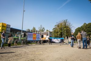 Deutsches Tierschutzbüro e.V. Schockbilder aus Tönnies- Zulieferbetrieb: Tierrechtler*innen zeigen Bilder auf Leinwand vor Tönnies-Schlachthof in Sögel (Niedersachsen)