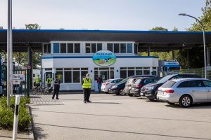 Deutsches Tierschutzbüro e.V. Schockbilder aus Tönnies- Zulieferbetrieb: Tierrechtler*innen zeigen Bilder auf Leinwand vor Tönnies-Schlachthof in Sögel (Niedersachsen)