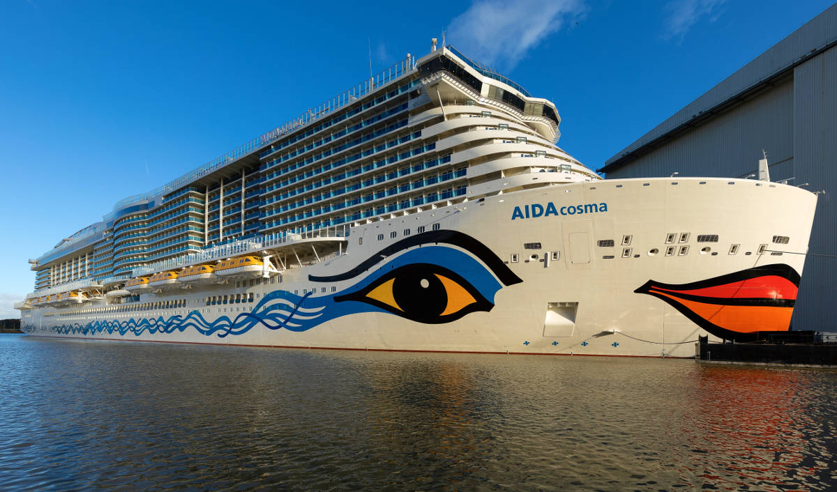Die AIDAcosma wird in der Nacht von Freitag auf Samstag Papenburg verlassen und auf der Ems nach Eemshaven (NL) überführt. Das 115. Kreuzfahrtschiff der MEYER Gruppe beginnt das Manöver kurz nach Mitternacht mit der Passage der Papenburger Dockschleuse. Während der Emsüberführung und der anschließenden technischen und nautischen Probefahrten auf der Nordsee befinden sich rund 1400 Personen an Bord – rund 99 Prozent verfügen über eine vollständige Covid-19-Schutzimpfung, die übrigen sind genesen und/oder getestet. „Damit haben wir einen Meilenstein im Gesundheitsschutz erreicht und können uns trotz der weiterhin gegebenen Einschränkungen durch die Pandemie auf die Fertigstellung des Schiffes konzentrieren“, sagt Jochen Busch, Projektleiter der MEYER WERFT. Die AIDAcosma ist bereits das dritte Kreuzfahrtschiff der MEYER WERFT, das mit dem emissionsarmen LNG-Antrieb ausgerüstet ist. Neben einer Reduzierung des CO2-Ausstoßes werden so Stickoxide und Feinstaub nahezu vollständig vermieden – Schwefeloxide entfallen komplett. Aktuell verfügen alle Schiffe im Auftragsbuch der MEYER WERFT über dieses Antriebsystem, während bereits an neuen Technologien wie z.B. der Brennstoffzelle und synthetischen Brennstoffen intensiv gearbeitet wird. Die Emsüberführung tritt die AIDAcosma wieder rückwärts und mit Unterstützung zweier Schlepper an. Diese Art der Überführung hat sich aufgrund der besseren Manövrierfähigkeit bewährt. Für die Emspassage gilt folgender Zeitplan, der sich entsprechend der Wetter- und Tidebedingungen kurzfristig verschieben kann: Samstag, 23. Oktober 2021 ca. 00:00 Uhr Schiff in Warteposition (Papenburg) ca. 01:00 Uhr Passieren der Dockschleuse (Papenburg) ca. 05:45 Uhr Passieren der Friesenbrücke (Weener) ca. 09:00 Uhr Passieren der Jann-Berghaus-Brücke (Leer) ca. 14:30 Uhr Passage Emssperrwerk (Gandersum) ca. 16:30 Uhr Schiff drehen auf Höhe Emden Alle Angaben sind vorbehaltlich der Wind- und Wetterlage, der Wasserstände und somit ohne Gewähr. Zeitverschiebungen sind kurzfristig möglich! Die Überführung des Schiffes wird vom Team der Lotsenbrüderschaft Emden durchgeführt. Die Zahl der beteiligten Personen an Bord ist unter Berücksichtigung der Corona-Prävention deutlich reduziert. Das Überführungsteam trainiert das Manöver stets am computergesteuerten Simulator in Wageningen (NL), um noch besser vorbereitet zu sein. Die Passage des Schiffes über die Ems wird mit Unterstützung des Emssperrwerkes erfolgen. Weitere Informationen zum Sperrwerk findet man unter www.nlwkn.niedersachsen.de. Fotos: MEYER WERFT/Michael Wessels
